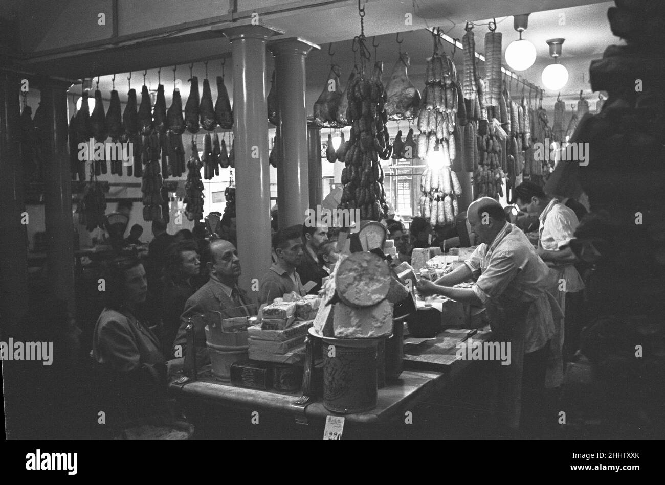 Ein geschäftiges italienisches Feinkostgeschäft, Parma, Italien um 1955 Stockfoto