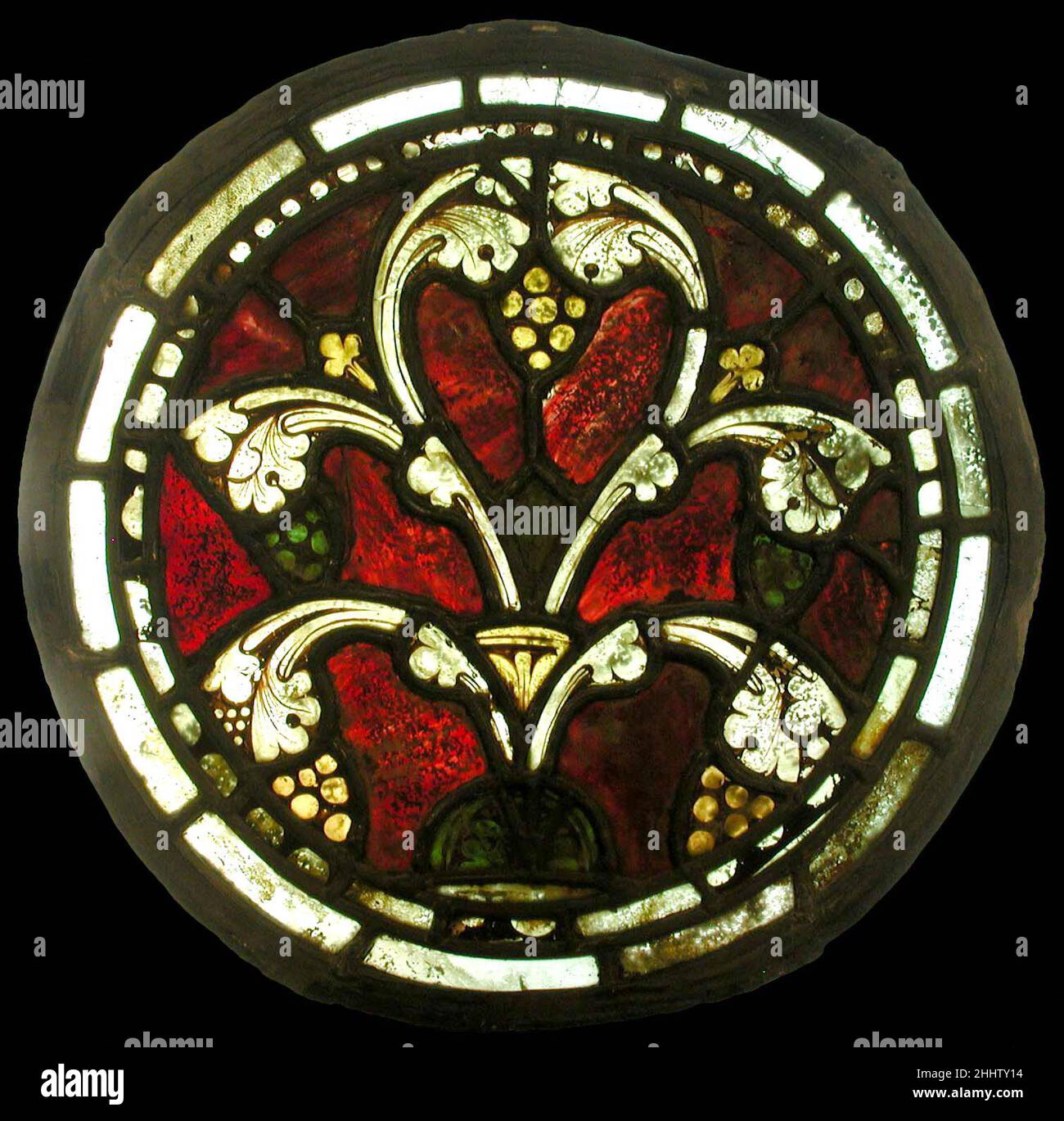 Ornamental Roundel 1260–70 Britisch. Zierrundrunde. Britisch. 1260–70. Topfmetall und farbloses Glas, Glasfarbe und Silberfleck. Hergestellt in Salisbury, England. Glasmalerei Stockfoto