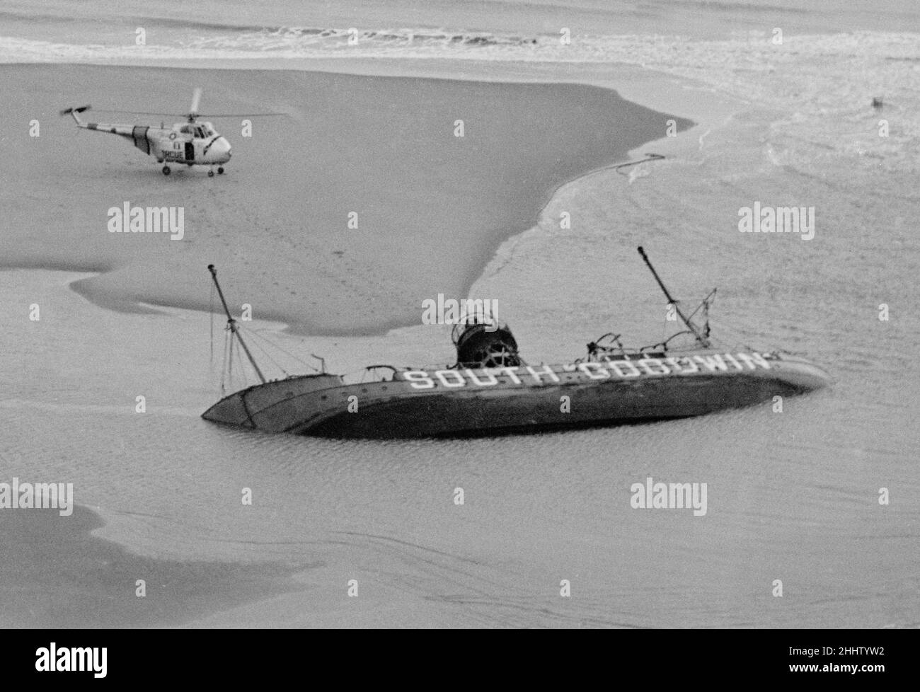 Ein USAF Such- und Rettungshubschrauber von RAF Manston landet eine Suchpartei vom Trinity House auf dem Goodwin Sands im Ärmelkanal, Halten Sie auch Ausschau nach den sieben Besatzungsmitgliedern des South Goodwin Lightship, das während eines Sturms seinen Ankerplatz brach und auf ihrer Seite auf den Sand getrieben wurde. Bei der Suche wurden keine Überlebenden gefunden. 29th. November 1954 Stockfoto