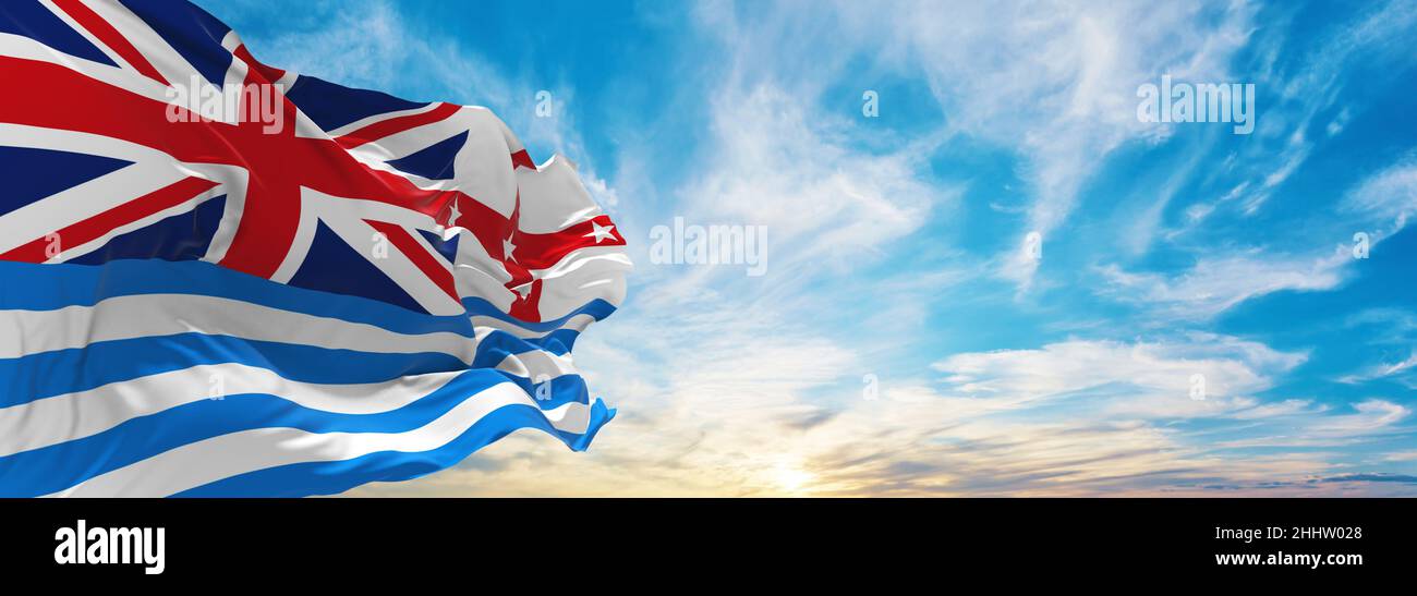 Flagge des Murray River Lower , Australien bei bewölktem Himmel im Hintergrund bei Sonnenuntergang, Panoramablick. Australisches Reise- und Patriot-Konzept. Platz für wid kopieren Stockfoto