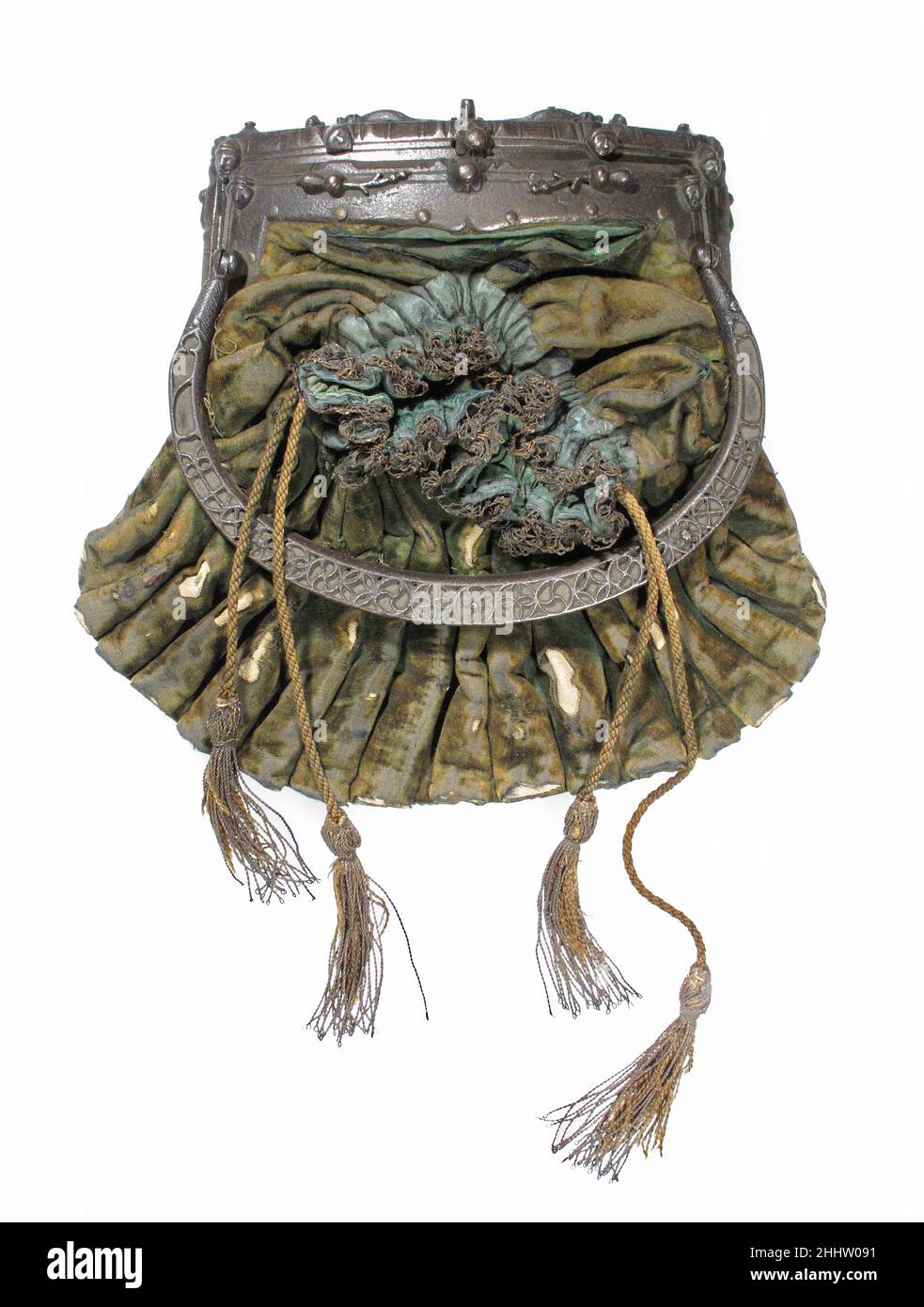 Tasche für Spiel mit Eisenhalterungen 15th–16th Jahrhundert Europäische Geldbörsen in verschiedenen Formen und Größen, die von Männern und Frauen getragen wurden, wurden beschreibende Begriffe in mittelalterlichen Inventaren, wie Bourse oder poche à-Abteilung gegeben. Im fünfzehnten Jahrhundert wurden Geldbörsen mit Metallklammern und Schlaufen auf der Rückseite, die direkt am Gürtel befestigt werden konnten, durch die Taschen ersetzt, die sich mit Zugbändern schlossen und vom Gürtel hingen. Der Verschluss kam zweifellos zum Einsatz, um Geld oder andere Wertsachen besser zu sichern, als der Besitzer auf überfüllten Straßen der Stadt ging.Diese Samttasche hat eine doppelte Tasche mit einem Öffner Stockfoto