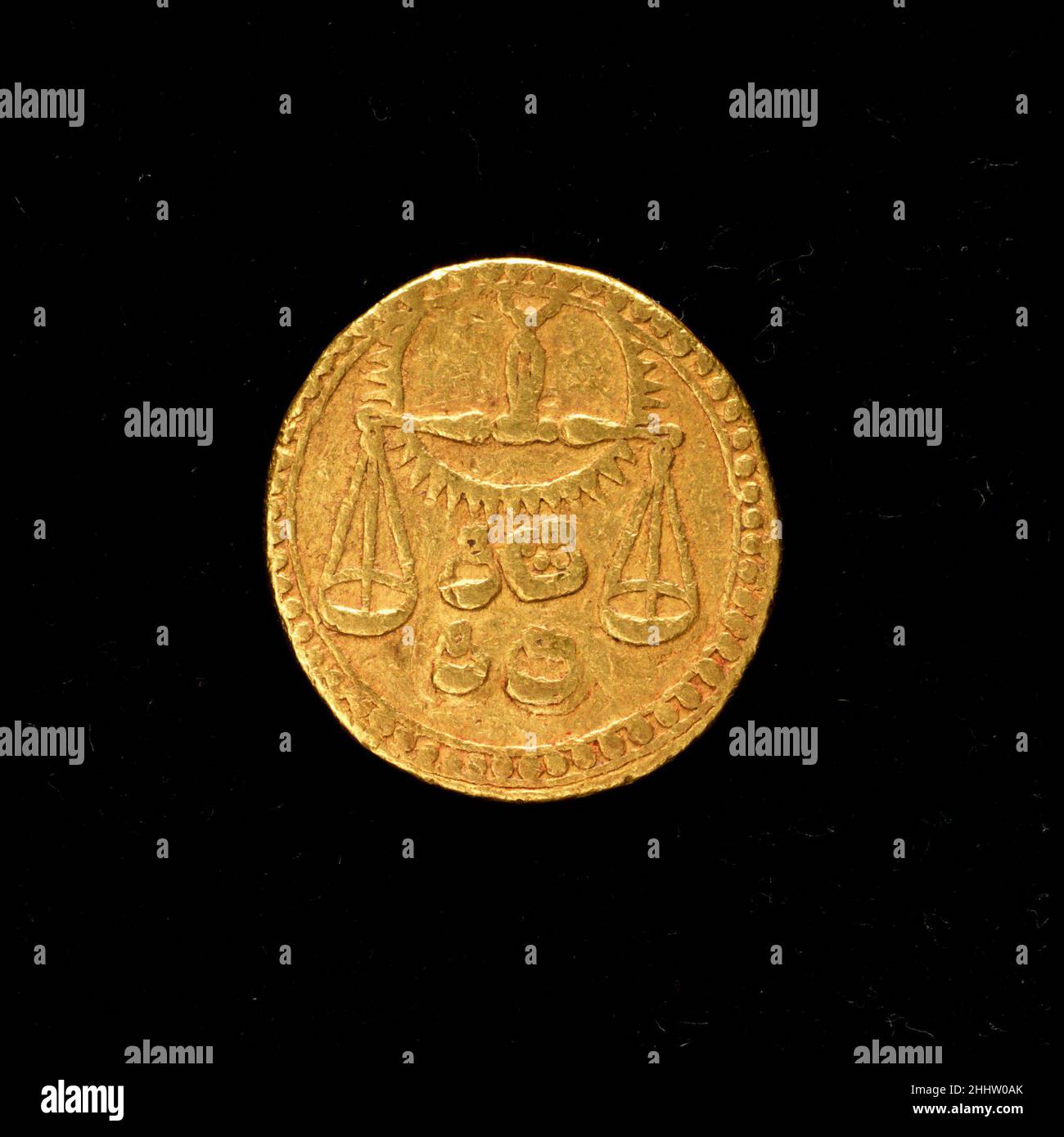 Münze mit Zeichen der Waage vom 1034./1625. Jh. Diese Münze trägt ein  Symbol der Waage, das auf den anderen Objekten der Sammlung gefunden wurde,  aber sie wurde nicht für talismanische Zwecke geschaffen.