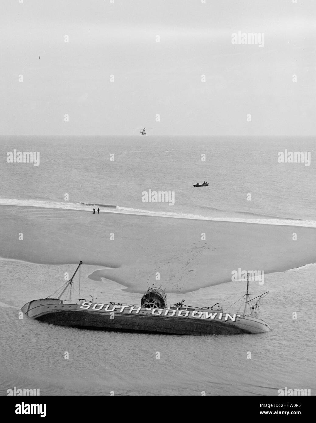 Ein USAF Such- und Rettungshubschrauber von RAF Manston bereitet sich auf die Landung einer Suchpartei vom Trinity House auf dem Goodwin Sands im Ärmelkanal vor, Halten Sie auch Ausschau nach den sieben Besatzungsmitgliedern des South Goodwin Lightship, das während eines Sturms seinen Ankerplatz brach und auf ihrer Seite auf den Sand getrieben wurde. Bei der Suche wurden keine Überlebenden gefunden. November 29th 1954 Stockfoto