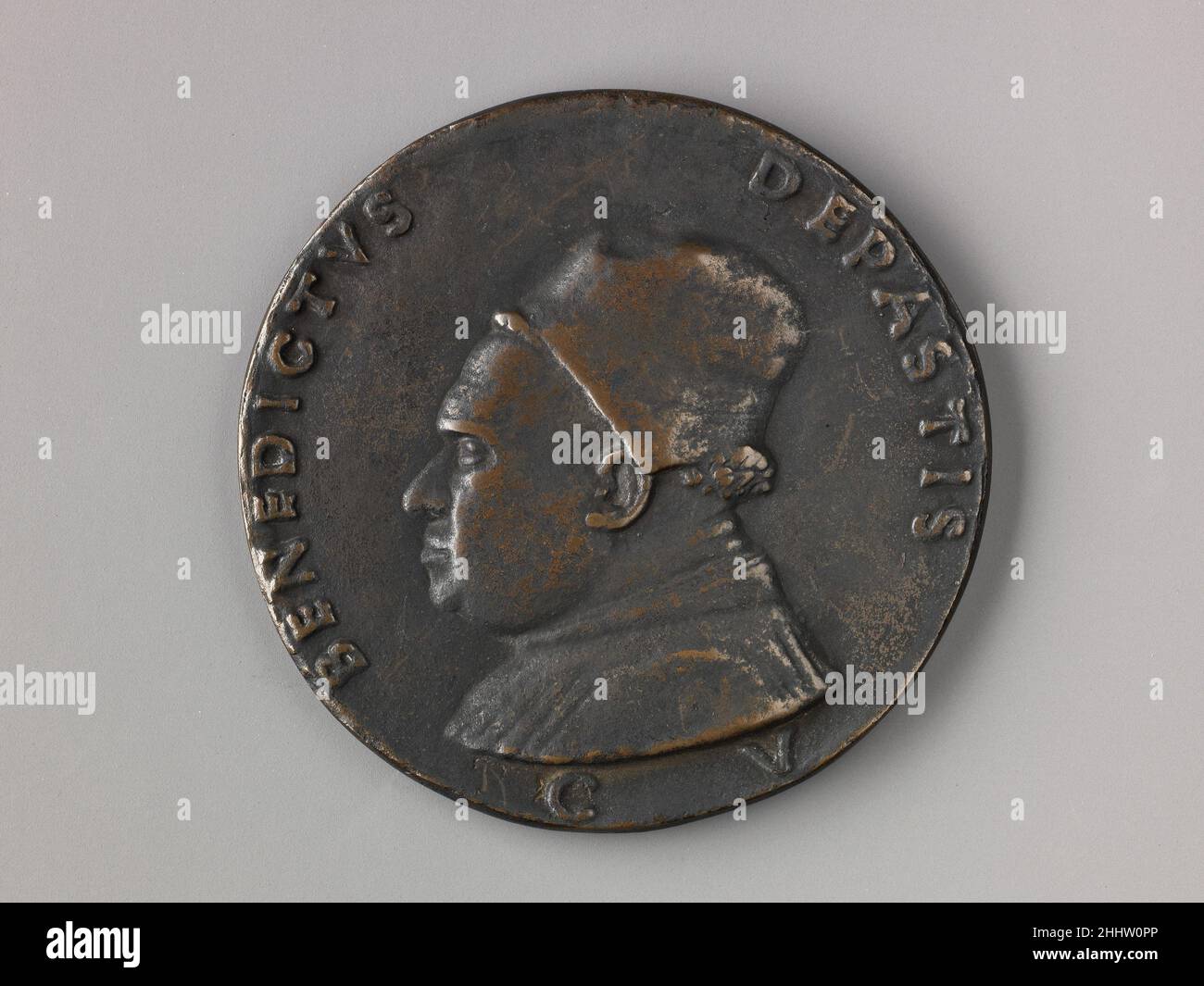 Medaille: Benedetto de Pasti Modell ca. 1453–56 (möglicherweise im 16th. Jahrhundert gegossen) Matteo de' Pasti Italienisch Matteo de' Pasti war ein italienischer Medaillengewinnerin, Architekt, Maler und Illuminator. Die Vorderseite zeigt ein Porträt von Benedetto de’ Pasti, Kanon von Verona und Bruder des Medaillengewinners, und die Rückseite zeigt einen Bogenschütze, der Pfeile auf einen Felsen schießt. Diese Medaille wurde der Reifephase von Matteo zugewiesen und auf etwa 1453 – 56 datiert. Das Stück ist wahrscheinlich ein alter Nachbesetzung, möglicherweise aus dem 16. Jahrhundert. Medaille: Benedetto de Pasti 461257 Stockfoto