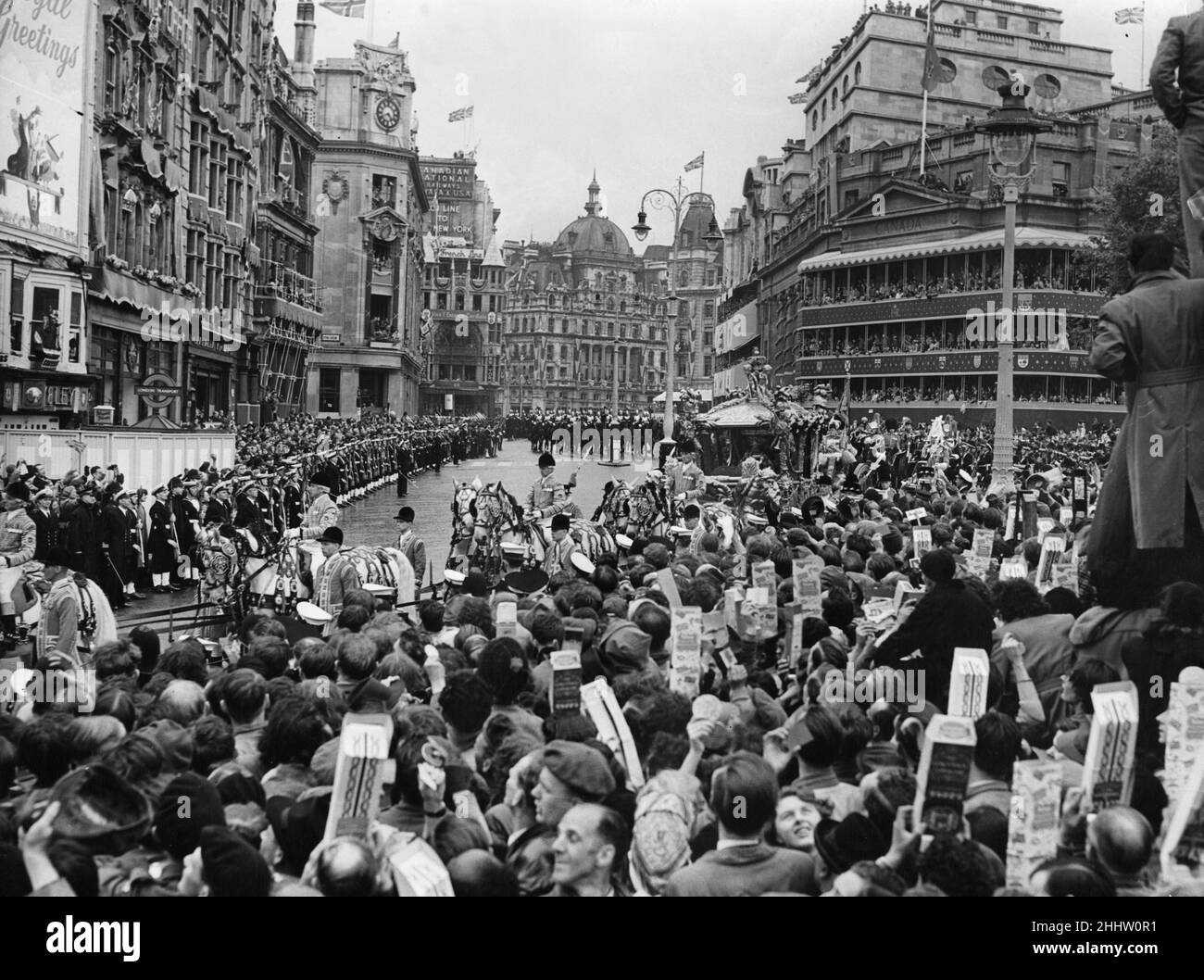 Die Königin im Gold State Coach fährt am Canada House auf dem Trafalgar Square vorbei, während sie nach ihrer Krönung von der Westminster Abbey zum Buckingham Palace zurückkehrt. 2nd. Juni 1953 Stockfoto