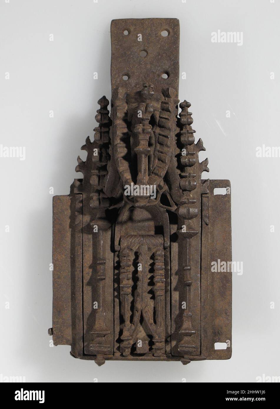 Schloss 15th–16th Jahrhundert europäisch die Dekoration gotischer Eisenschlösser und Schlüssel war oft aufwendig und von höchstem Verarbeitungsstandard. Die Motive wurden häufig aus der gotischen Architektur gezogen und reproduzieren im Miniaturmaßstab komplizierte Tracieriemuster und sogar kleine Statuetten. Eine Reihe dieser winzigen Schlösser waren zusammengeschlüssel, einige der Mechanismen waren nicht sichtbar und erforderten zwei oder sogar drei Schlüssel, die nacheinander verwendet wurden, um sie zu öffnen. Es wurde vorgeschlagen, dass die stark erweiterte Verwendung von Schlössern an Türen oder Sargträten und anderen Arten von Lagerkisten ein Ergebnis der zunehmenden Urba war Stockfoto