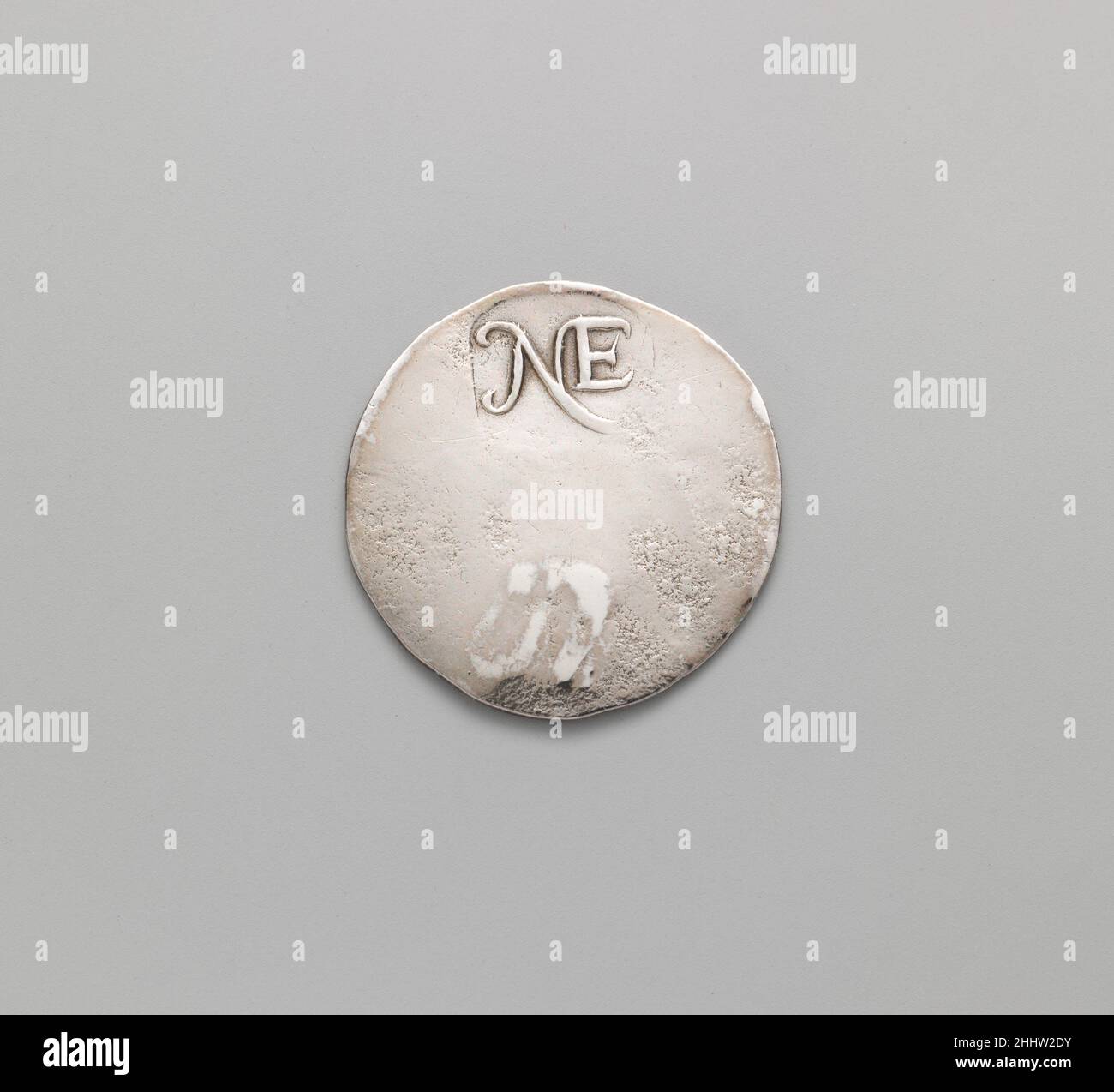 Shilling 1652 John Hull 1652 wurden John Hull und Robert Sanderson zu Münzmeistern für die Massachusetts Bay Colony ernannt. Die Münzstätte wurde als Reaktion auf einen chronischen Geldmangel und die Notwendigkeit eines zuverlässigen und effizienten Austauschmediums gegründet und wurde dreißig Jahre lang von Hull und Sanderson betrieben. Während dieser Zeit produzierte es Münzen verschiedener Stückelungen und Designs, von einem einfachen NE (für 'Neuengland') bis zu einer Weide, Eiche oder Kiefer, die von Sicken umgeben war; praktisch alle Beispiele wurden jedoch auf das Jahr 1652 datiert. Schilling 7435 Stockfoto