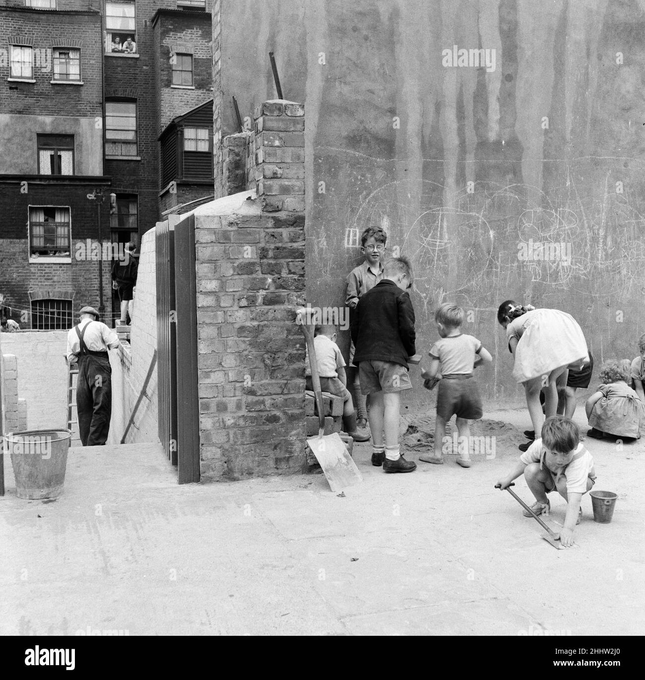 Kinderspielplatz in einem statischen Wasserbehälter in der City of Westminster, London. 6th. August 1954. Stockfoto