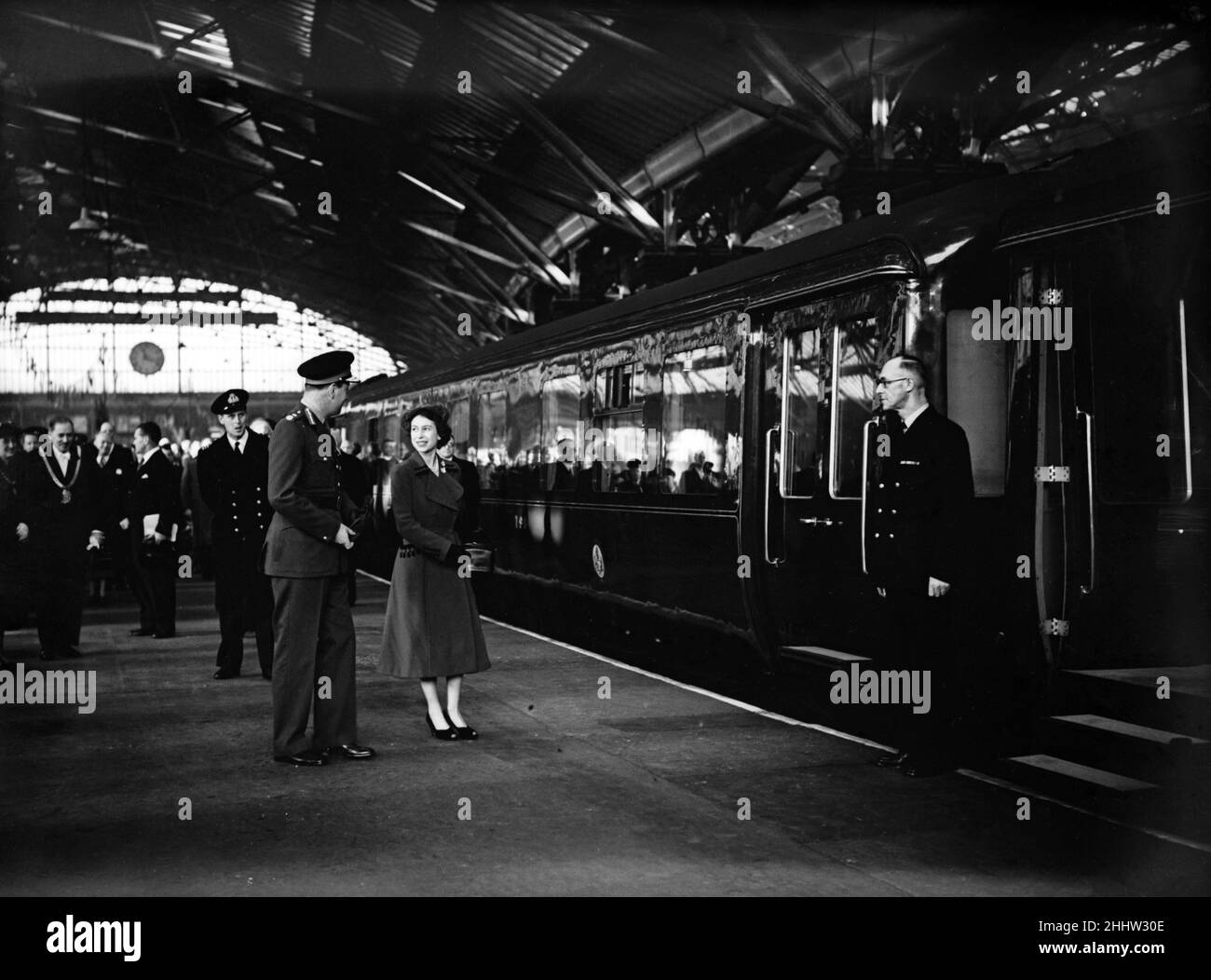 Prinzessin Elizabeth und Prinz Philip in Liverpool. Das königliche Paar am Bahnhof Lime Street. Nach ihrer Rückkehr von einer Royal Tour in Liverpool. November 1951. Stockfoto