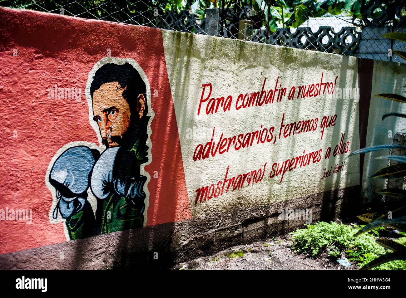 Künstlerische Darstellung des kubanischen Präsidenten Fidel Castro mit Boxhandschuhen auf einer Graffiti-Zeichnung auf einer Straße in Havanna, Kuba. Stockfoto