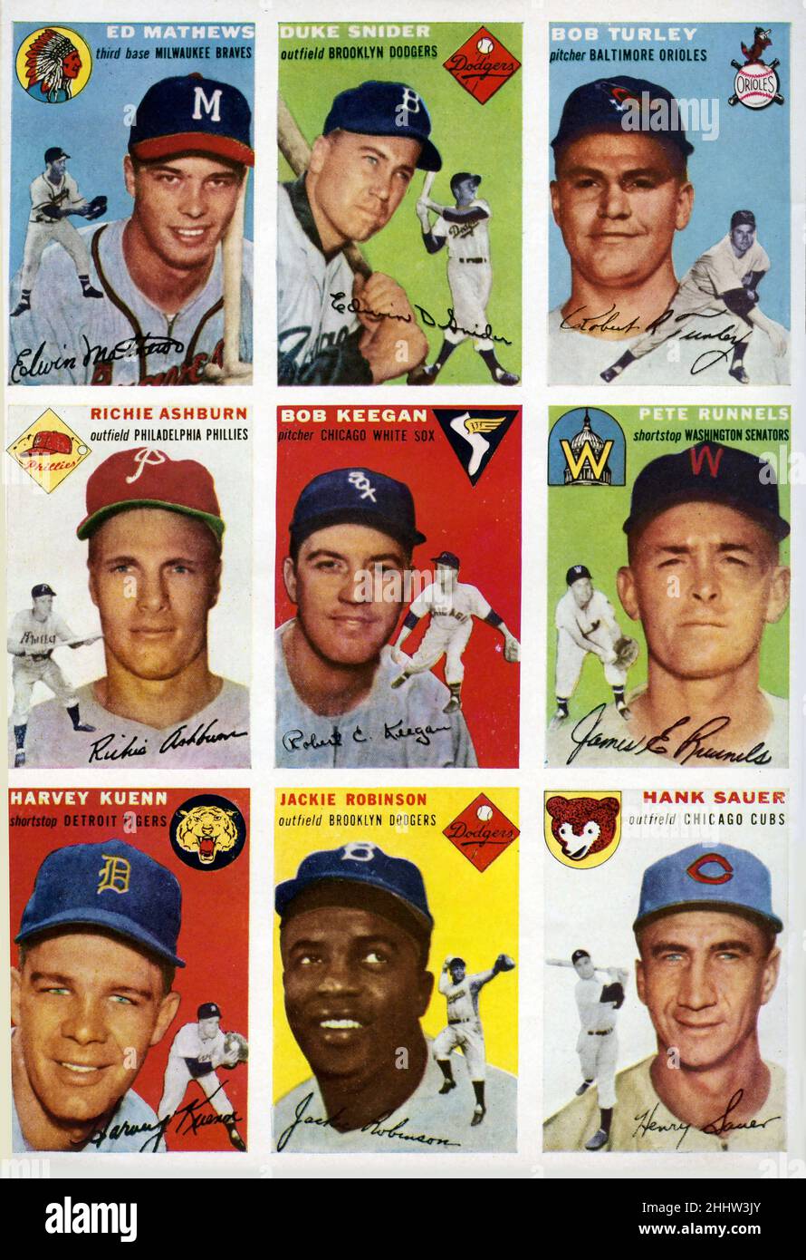 Sammlung von 1954 Topps Baseballkarten, darunter Jackie Robinson von den Brooklyn Dodgers. Stockfoto