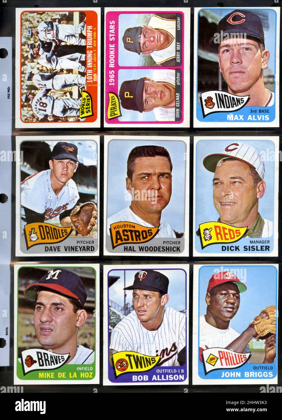 Sammlung von 1965 Topps Baseballkarten in einer abgeschlimmten Seite. Stockfoto