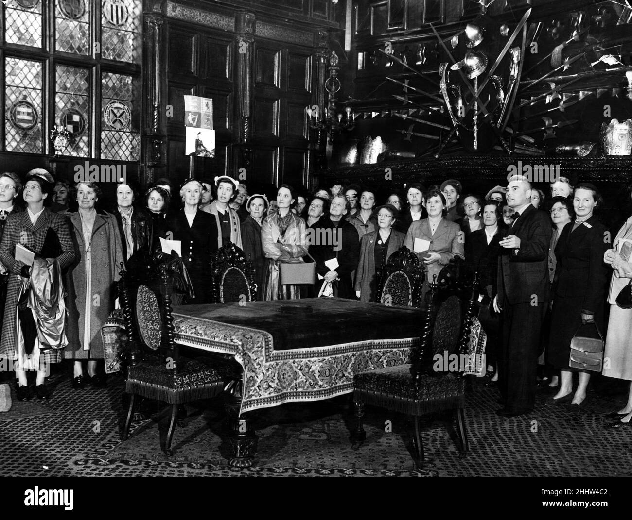 Die Frauen von Lighton Engineers besuchen die Speke Hall, das aus dem 16th. Jahrhundert stammende, holzgerahmte Tudor-Herrenhaus in Speke, Liverpool.16th. September 1953. Stockfoto