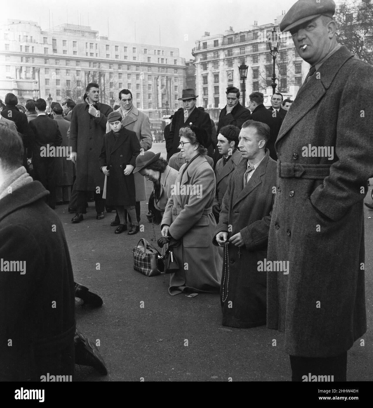 Katholische Wahrheitsgesellschaft, die hier in der Speakers Corner, Marble Arch, London kniet. 1st. März 1954 Stockfoto