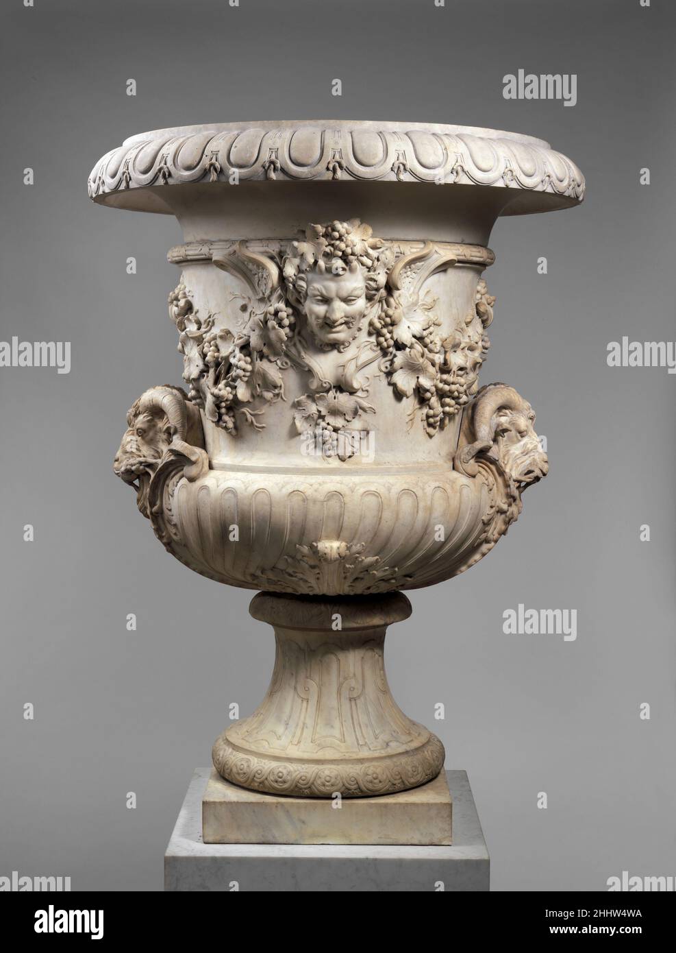 Autumn (eins von einem Paar) 1745–47 Nichola Sébastien Adam der jüngere Franzose Diese Vase, zusammen mit ihrem Partner von Jean-Baptiste Pigalle, war Teil eines Viererpaares, das vom Architekten Ange-Jacques Gabriel für das königliche Château de Choisy entworfen wurde. Keine der Vasen wurde jedoch jemals nach Choisy geschickt. Das Paar des Museums wurde von Ludwig XV. An den marquis de Marigny, den Bruder des Marquise de Pompadour, gegeben, der sie in seine eigene château in Ménars brachte, wo sie bis Anfang dieses Jahrhunderts blieben. Das andere Paar, dekoriert mit den Attributen des Frühlings, wurde von Jacques Verbeckt gemacht und ist geteilt Stockfoto