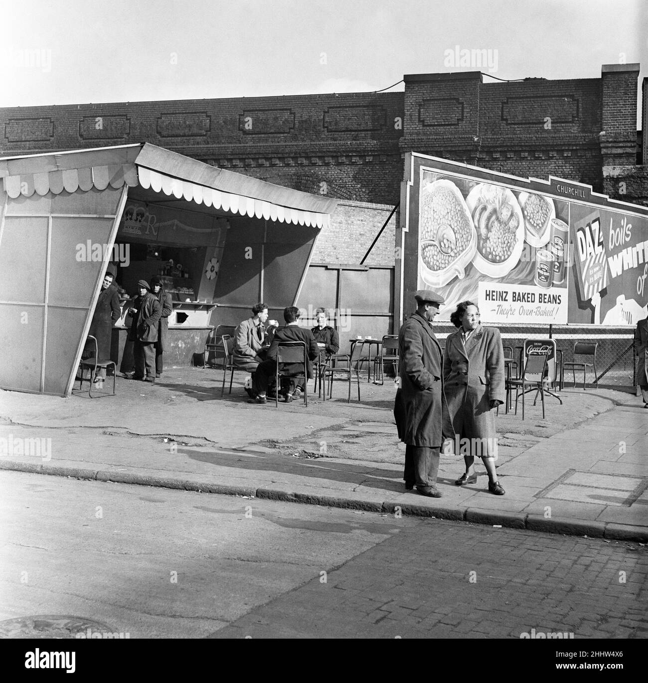 Open-Air-Café an der New Kent Road. 8th. März 1954. Stockfoto