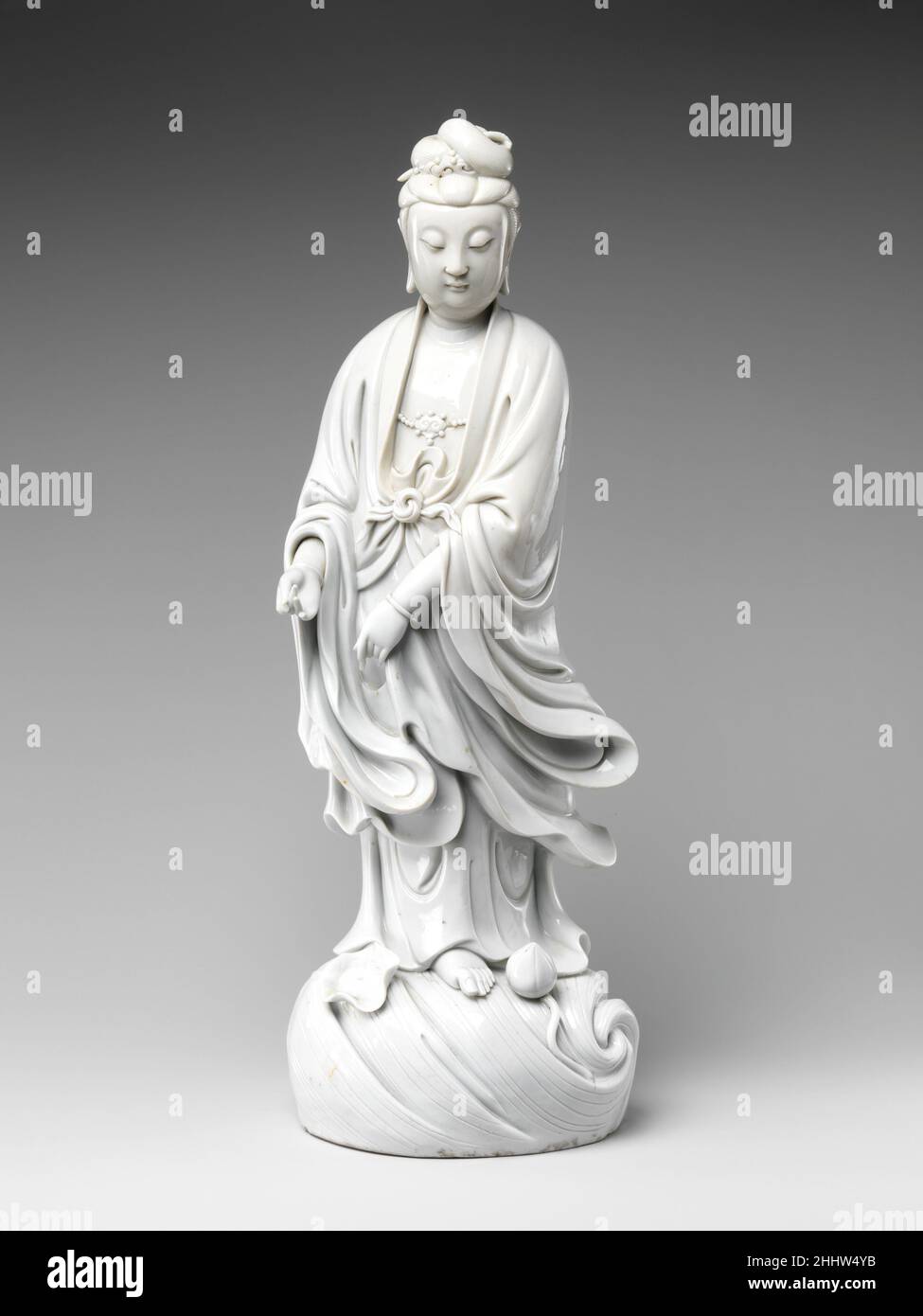 Bodhisattva Guanyin 17th. Jahrhundert China Guanyin (auf Sanskrit, Avalokiteshvara), der Bodhisattva des unendlichen Mitgefühls, ist eine der am häufigsten dargestellten buddhistischen Figuren in der chinesischen Kunst. Man glaubte, dass sie die Fähigkeit besitzt, jeden leidenden Menschen in der sterblichen Welt zu segnen. Obwohl in Indien der Bodhisattva ursprünglich entweder als geschlechtslos oder männlich verstanden wurde, waren in China weibliche Manifestationen wie diese üblich. Bodhisattva Guanyin 51236 Stockfoto