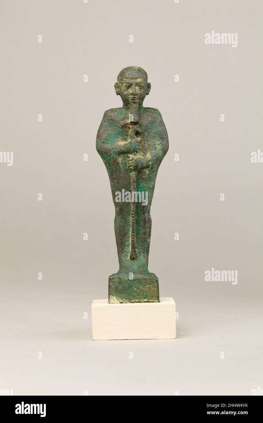 Ptah 664–30 v. Chr. späte Periode–ptolemäische Periode Diese Statuette zeigt Ptah, den hauptgott der ägyptischen Hauptstadt Memphis und Meister des Götterhandwerks. Er ist leicht zu identifizieren durch seine eng anliegende Kappe, geraden Bart (anders als die üblichen gebogenen göttlichen Bart auf anderen Göttern), und umhüllende mumiform Kleidungsstück. Das Kleidungsstück hat einen steifen oberen Rand entlang der Rückseite des Halses, ein Merkmal, das mit einiger Regelmäßigkeit auch auf Ossiris Statuetten auftritt, aber seine Bedeutung ist unklar. Er ist reich geschmückt mit einem breiten Kragen mit einem Gegengewicht und Armbändern. Gewöhnlich hält Ptah ein Zepter, das die kombiniert Stockfoto