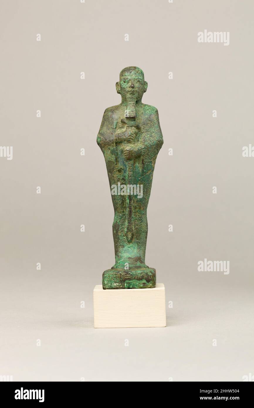 Ptah, Inschrift außer dem Namen des gottes ausgelöscht 664–30 v. Chr. späte Periode–ptolemäische Periode Diese Statuette zeigt Ptah, den hauptgott der ägyptischen Hauptstadt Memphis und Meister der Götter. Er ist leicht zu identifizieren durch seine eng anliegende Kappe, geraden Bart (anders als die üblichen gebogenen göttlichen Bart auf anderen Göttern), und umhüllende mumiform Kleidungsstück. Das Kleidungsstück hat einen steifen oberen Rand entlang der Rückseite des Halses, ein Merkmal, das mit einiger Regelmäßigkeit auch auf Ossiris Statuetten auftritt, aber seine Bedeutung ist unklar. Seine Hände entstehen aus langen vertikalen Schlitzen im Mantel, die sichtbar sind Stockfoto