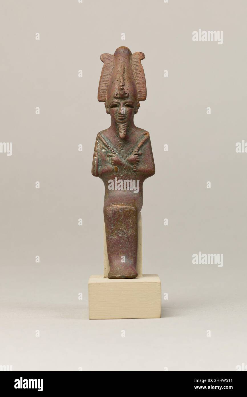 Osiris 664–30 v. Chr. späte Periode–ptolemäische Periode Osiris, vor allem der ägyptischen Grabgötter und Herrscher der Unterwelt, wird beim Sitzen und Tragen eines eng anliegenden umhüllenden Gewandes gezeigt. Das Kleidungsstück schmiegt sich an die Konturen seiner Arme und Schultern. Seine Augen sind tief geschnitten für die Zugabe von Vergoldung oder Inlay, und eine Aufhängeschlaufe ist auf der Rückseite des Halses positioniert. Er hält den königlichen Gauner und schlinert mit gekreuzten Armen auf seiner Brust. Die Statuetten aus Kupferlegierungen von Oiris weisen in der Regel eine von drei Armpositionen auf: Asymmetrisch mit der rechten Faust über der linken, symmetrisch mit den Fäusten, die berühren Stockfoto