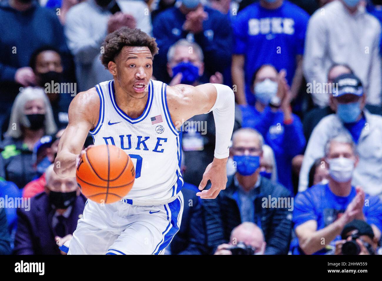 25. Januar 2022: Duke Blue Devils Stürmer Wendell Moore Jr. (0) bringt den Ball gegen die Clemson Tigers während der ersten Hälfte des ACC-Basketballmatchup in Cameron Indoor in Durham, NC. (Scott Kinser/Cal Sport Media) Stockfoto