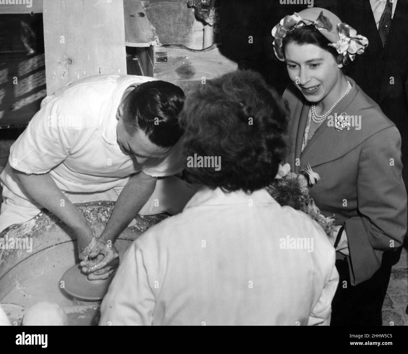 Prinzessin Elizabeth (später Königin Elizabeth II.) spricht mit Mrs. Cyples (zurück zur Kamera), während Mr. Cyples während eines Besuchs in Royal Worcester, West Midlands, die Kelchherstellung auf dem Töpferrad demonstriert. 8th. Juni 1951. Stockfoto