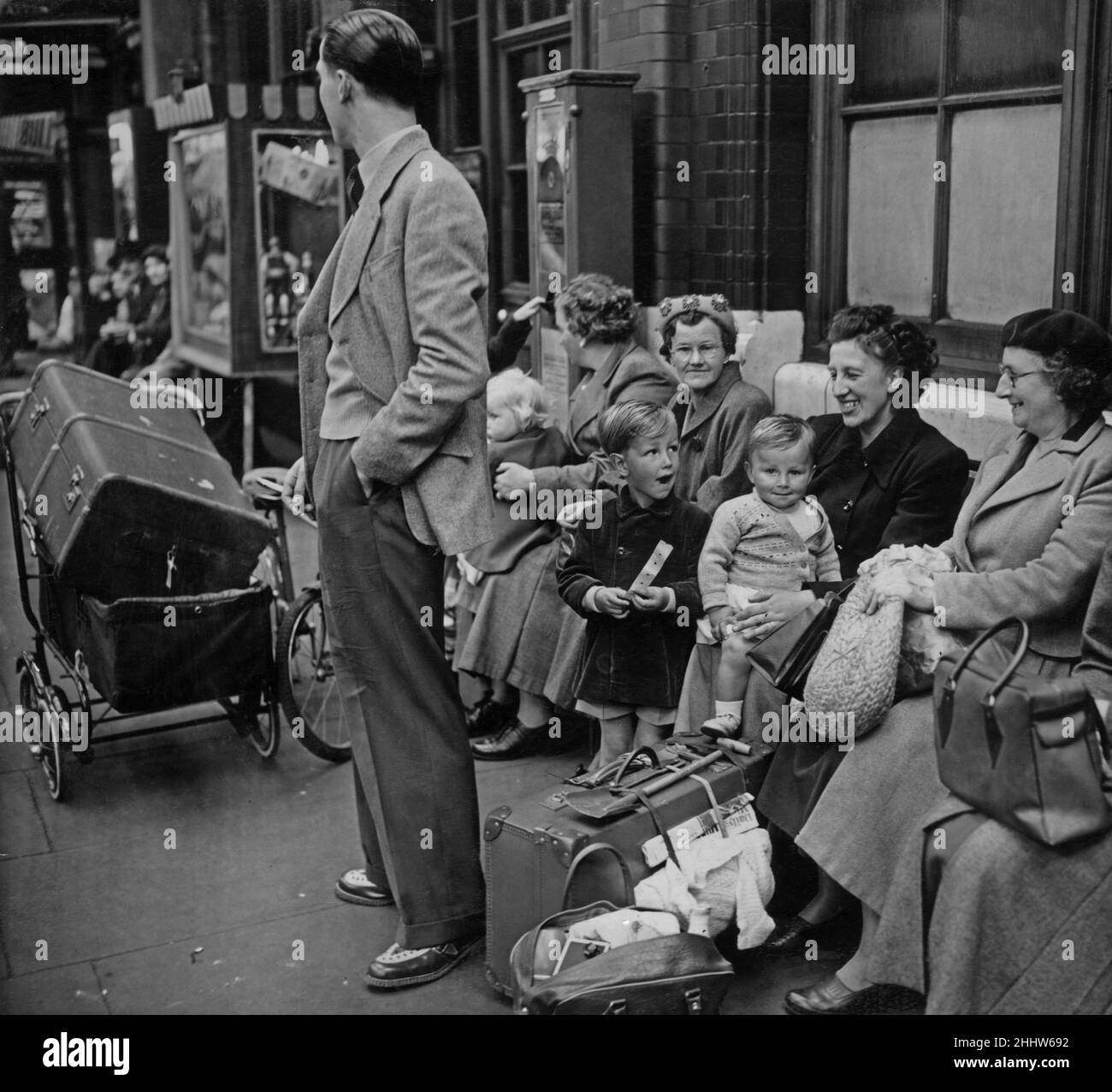 Der Vater sieht nach, ob der Zug kommt, der ihn und seine Familie aus ward End, Birmingham, für ihre Ferien am 24th. Juli 1953 nach Frankreich bringen wird Stockfoto