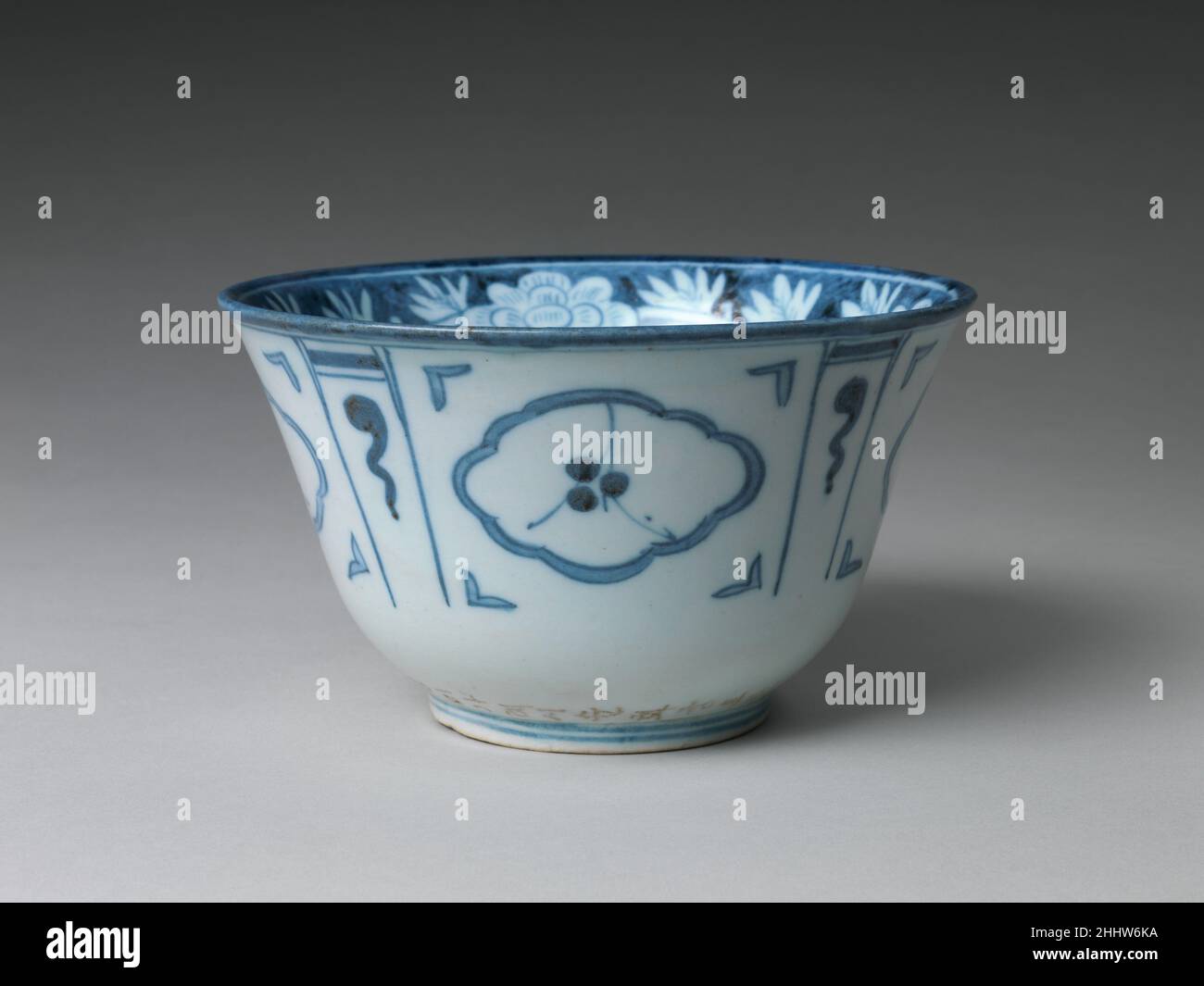 Schale mit floralem und abstraktem Dekor aus dem Jahr 1847 Korea die auffälligen, abstrakten Designs auf dieser Schale ähneln denen der sogenannten Kraak-Ware, dem chinesischen Export von blau-weißem Porzellan aus dem späten sechzehnten und frühen siebzehnten Jahrhundert. Der Stil ist in koreanischem Porzellan ungewöhnlich. Basierend auf der koreanischen Schriftzeichen (Hangeul) Inschrift über der Glasur über dem Fuß gebohrt, können wir vermuten, dass dies eine von dreißig Schalen für den Einsatz im Sunhwa Palace anlässlich der königlichen Hochzeit im Jahr 1847 von König Heonjong (r. 1834–49) an seine formell ausgewählte Konkubine. Schale mit Blumen und abstrakt Stockfoto