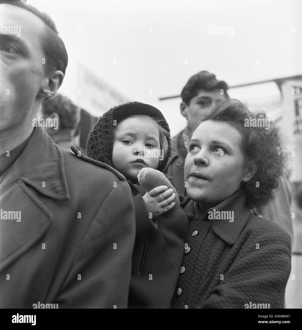 Junge Mutter mit ihrer Tochter besucht den Flohmarkt in der Club Row, Bethnal Green, E1 London 1st. März 1955 Stockfoto