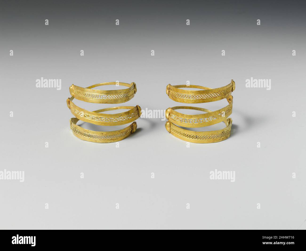 Paar goldene Spiralen 7th–6th Jahrhundert v. Chr. etruskische Filigrane; drei breite Bänder, die durch schmale Streifen verbunden sind; herzförmige Klemmen befinden sich an beiden Enden der Bänder. Paar goldene Spiralen 256200 Stockfoto