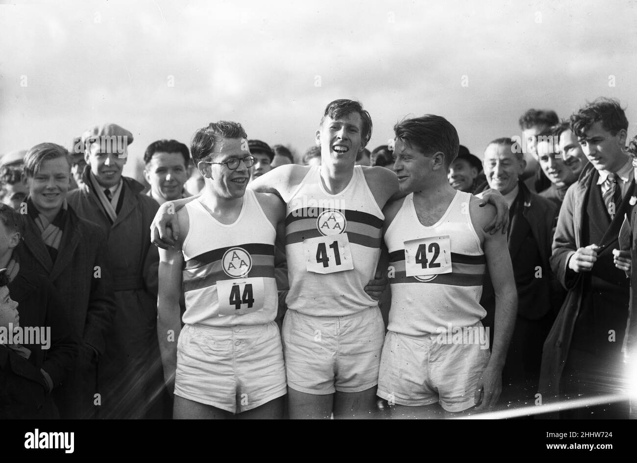 Roger Banister, britischer Athlet, fährt am Donnerstag, den 6th. Mai 1954, die erste Strecke unter 4 Minuten auf der Iffley Road Track in Oxford. Die genaue Zeit betrug 3 Minuten 59,4 Sekunden. Unser Bild zeigt Roger Bister, den sein Pace-Setter Chris Brasher (Nr. 44) und Chris Chataway (Nr. L 42, S. Stockfoto