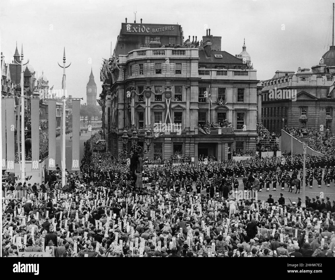 Die Menschenmassen auf dem Trafalgar Square beobachten den vorbeimarschenden Militärzug auf dem Weg zur Westminster Abbey zur Krönung von Königin Elizabeth II. Am 2nd. Juni 1953 Stockfoto