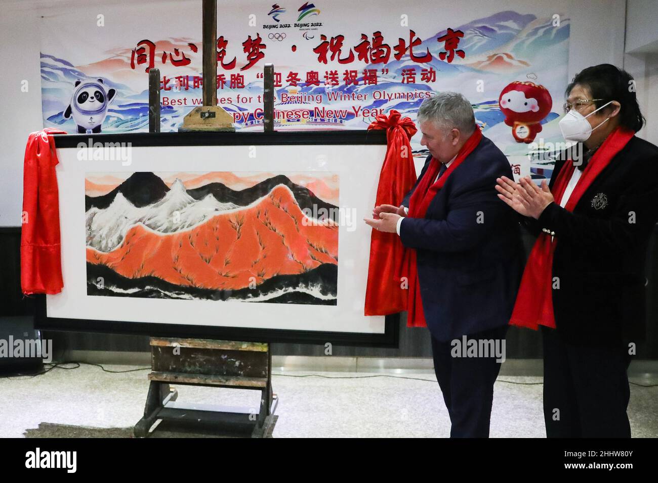 (220126) -- ANTWERPEN, 26. Januar 2022 (Xinhua) -- Peter Wouters (L), Antwerpens stellvertretender Bürgermeister für Sport, und belgischer Maler chinesischen Ursprungs Yao Yizhi enthüllt ein Gemälde mit dem Namen „Sonnenaufgang im Osten: „Auspicious Winter Olympics“, bei einer Veranstaltung zur Feier der bevorstehenden Olympischen Winterspiele in Peking in Antwerpen, Belgien, am 25. Januar 2022. Die chinesische Auslandsgemeinde in Belgien hat am Dienstag in Antwerpen eine Veranstaltung zur Feier der bevorstehenden Olympischen Winterspiele in Peking gestartet. Die Veranstaltung umfasst eine Gemäldeausstellung des belgischen Malers chinesischen Ursprungs Yao Yizhi, in der Wintersport und traditionelle chinesische Schmerzen gezeigt werden Stockfoto