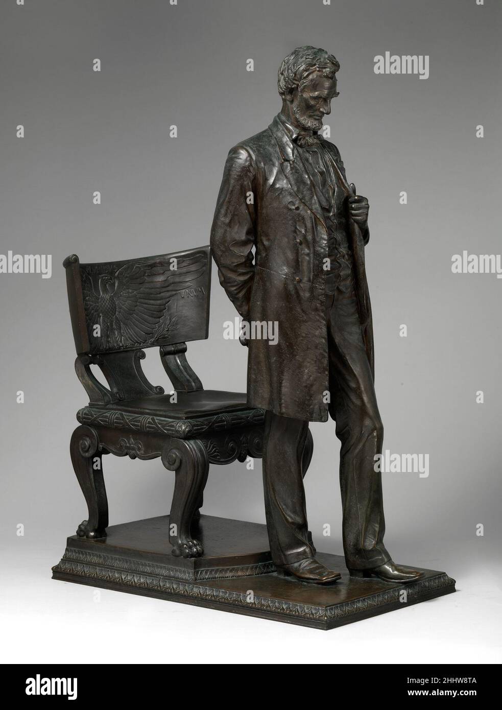 Abraham Lincoln: The man (Standing Lincoln) 1884–87; reduziert 1910; Darsteller 1911 Augustus Saint-Gaudens Amerikaner Diese Statue ist eine Reduktion nach dem Denkmal von Saint-Gaudens an Abraham Lincoln (1809–1865), das 1887 im Chicagoer Lincoln Park eingeweiht wurde. Der Bildhauer stützte das Porträt auf Leonard Wells Volks Lebensmaske von Lincoln (2007.185.2) und auf Fotografien, die während seiner Präsidentschaft entstanden sind. Saint-Gaudens Vision des sechzehnten Präsidenten wurde weiter durch die Reden und Schriften seines Subjekts und durch seine eigenen Jugendlichen Erinnerungen an Lincolns Besuche in New York bestimmt. Hier ist ein nachdenklicher Lincoln Stockfoto