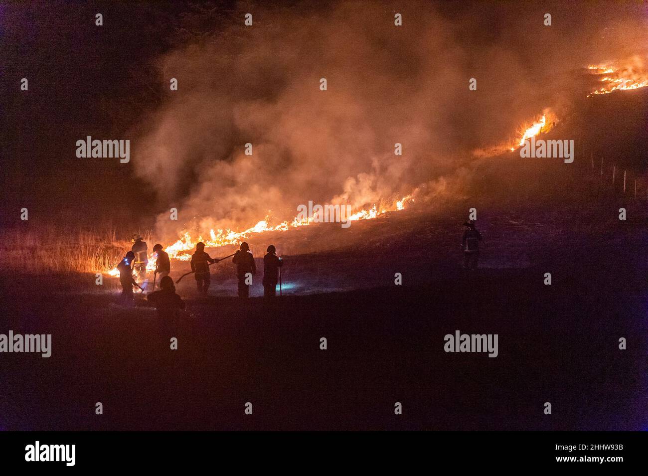 Sparrograda, West Cork, Irland. 25th Januar 2022. Vier Einheiten der Bezirksfeuerwehr von Cork wurden gestern Abend in Sparrograda, zwischen Ballydehob und Bantry, zu einem großen Gorse-Brand gerufen. Auf seiner Höhe war die Brandfront 1km breit, wurde aber gegen Mitternacht gelöscht. Quelle: AG News/Alamy Live News Stockfoto