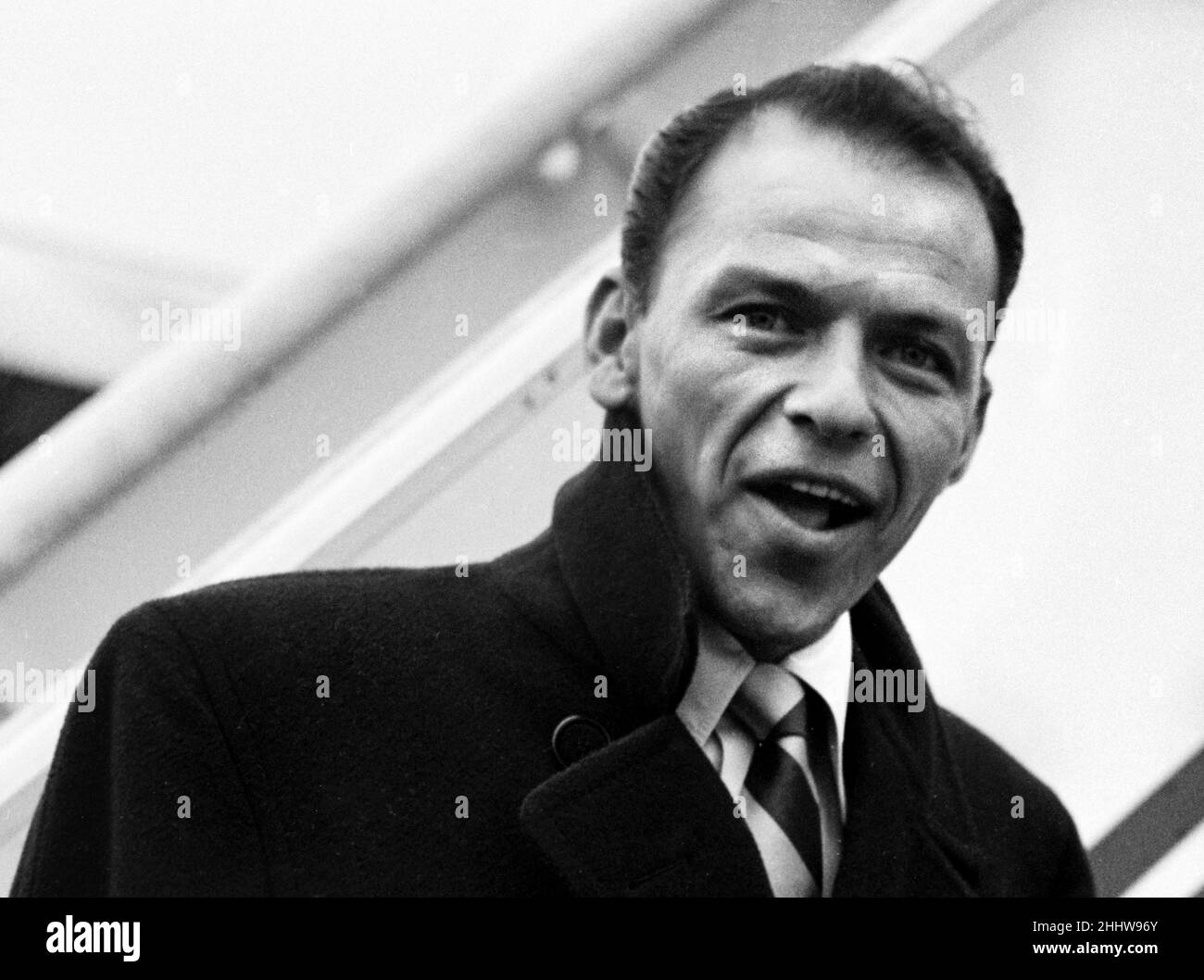 Sänger Frank Sinatra wird am Londoner Flughafen einen TWA-Flug nach New York besteigen. Ca. Dezember 1952 Stockfoto