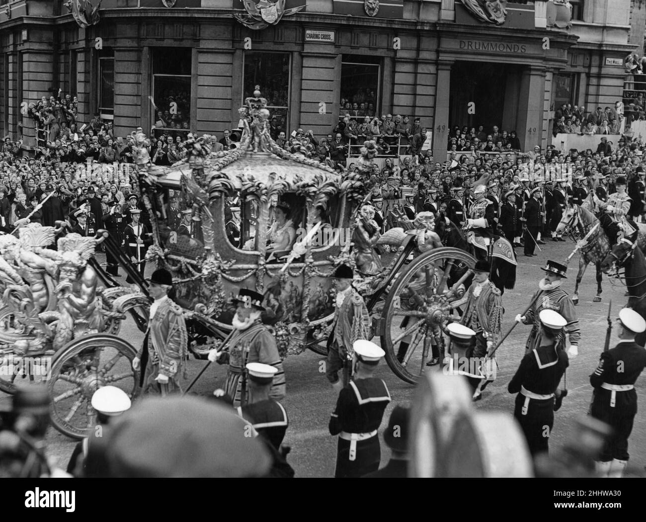 Die Königin im Gold State Coach, die auf dem Weg zur Westminster Abbey zur Krönung über die Charring Cross Road, Trafalgar Square, fährt. 2nd. Juni 1953 Stockfoto