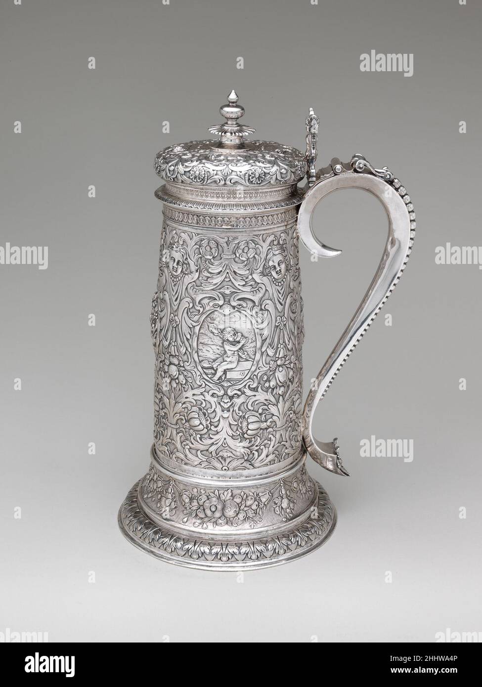 Flagon (einer von einem Paar) 1646–47 Richard Blackwell II. Zugeschrieben Britisch tragen diese Weinflagons das Zeichen eines Silberschmiedes, der während der turbulenten Zeit des Bürgerkrieges viele prominente Royalisten und Hochkirchenkunden belieferte. Für den sensibel verfolgten Blumenschmuck hier muss er einen holländischen oder niederländischen Künstler angestellt haben. Flagon (eines von einem Paar) 204985 Stockfoto