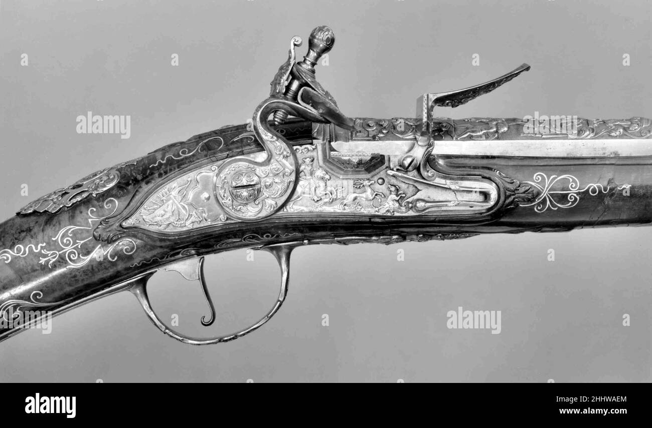 Flintlock Gun ca. 1730–40 Decoration folgt den Entwürfen des französischen Graveurs De Lacollombe Diese wunderschön gefertigte Jagdwaffe scheint zwar nicht signiert, aber von einem deutschen Handwerker angefertigt worden zu sein, der Entwürfe von Feuerwaffen-Musterbüchern kopiert, die Anfang bis Mitte des 18. Jahrhunderts in Paris veröffentlicht wurden. Flintlock Gun 24869 Stockfoto