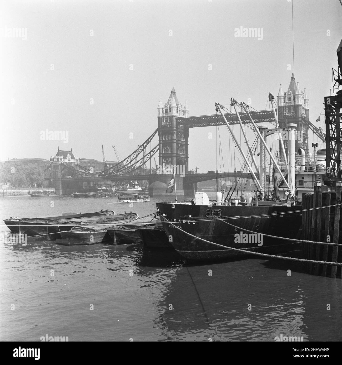 Das italienische Stückgutschiff Vallisarco hat hier gesehen, wie es seine Ladung in Hays Wharf im Pool von London entladen hat. 2nd. Juni 1955 Stockfoto