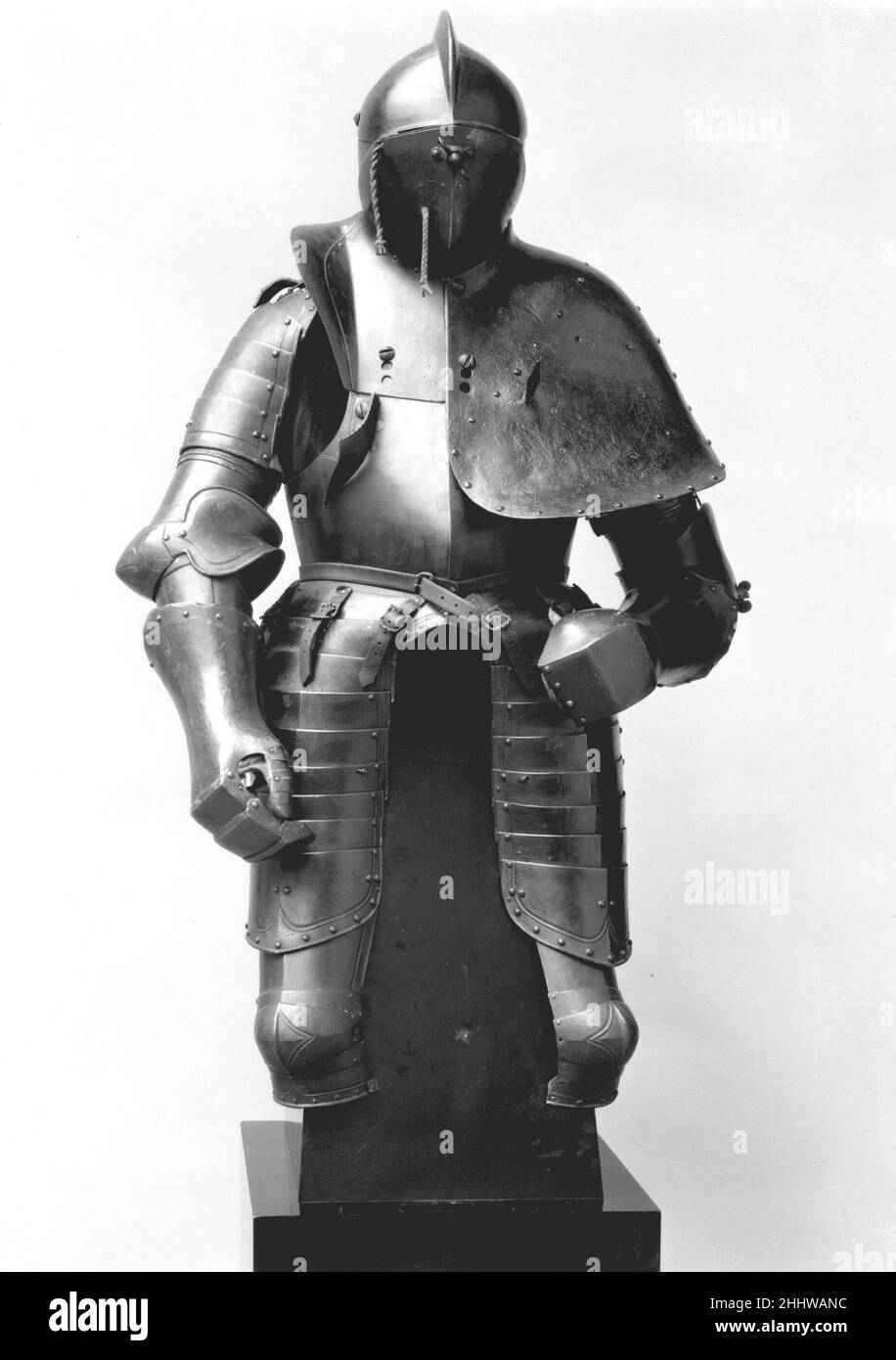 Jousting Armor (Rennzeug) und passender Half-Shaffron ca. 1580–90 Deutsch, wahrscheinlich Dresden oder Annaberg Diese Rüstung war für den Einsatz in den Scharfrennen bestimmt, einem Joust, der auf freiem Feld von zwei auf Pferden montierten und mit relativ scharfen Lanzen bewaffneten Teilnehmern ausgetragen wurde. Die Sportart blieb am Hof der Kurfürsten von Sachsen populär, lange nachdem sie anderswo in Europa aus der Mode gekommen war.Es handelt sich um eine von mehr als dreißig fast identischen Rüstungen – einige hell poliert und andere schwarz lackiert –, die früher in der herzoglichen Waffenkammer in Dresden für den Einsatz bei Hofturnieren aufbewahrt wurden. Die Rüstungen werden als t gedacht Stockfoto Jousting Armor (Rennzeug) und passender Half-Shaffron ca. 1580–90 Deutsch, wahrscheinlich Dresden oder Annaberg Diese Rüstung war für den Einsatz in den Scharfrennen bestimmt, einem Joust, der auf freiem Feld von zwei auf Pferden montierten und mit relativ scharfen Lanzen bewaffneten Teilnehmern ausgetragen wurde. Die Sportart blieb am Hof der Kurfürsten von Sachsen populär, lange nachdem sie anderswo in Europa aus der Mode gekommen war.Es handelt sich um eine von mehr als dreißig fast identischen Rüstungen – einige hell poliert und andere schwarz lackiert –, die früher in der herzoglichen Waffenkammer in Dresden für den Einsatz bei Hofturnieren aufbewahrt wurden. Die Rüstungen werden als t gedacht Stockfoto