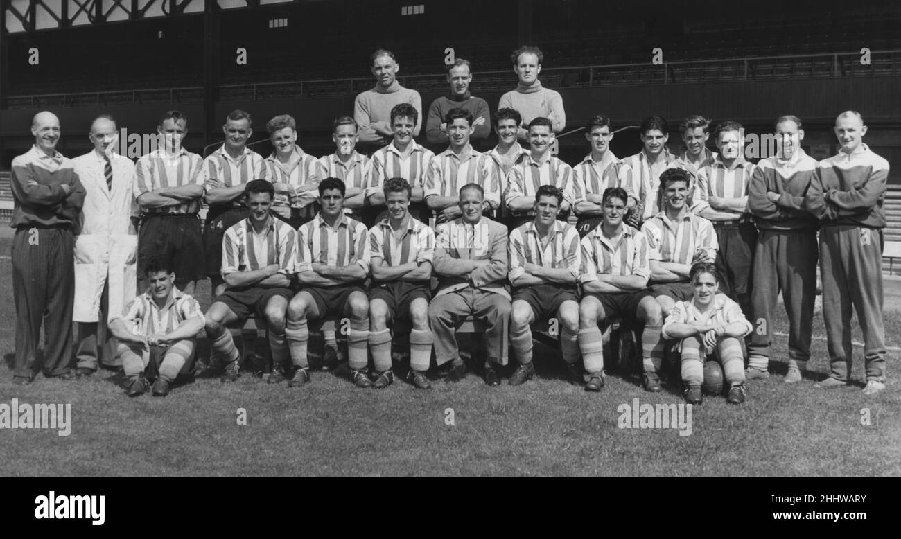 Sunderland AFC August 1953. Jimmy Cowan, Ted McNeill, Mapson, Unbekannt, Gray, Wright, Fred Hall, Dickie Davis, Arthur Hudgell, Howard Sheppard, Bert Snell, George Aitken, Jack Stelling, Harry Kirtley, Stan Anderson, Unbekannt, Jones, Johnston, Wright, Ray Daniel, Trevor Ford, Billy Bingham, Murray, Len Shackleton, Billy Elliott, Unbekannt, John McSeveney Stockfoto