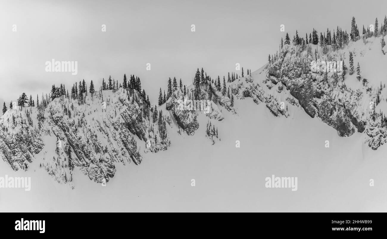 Blick auf einen Bergrücken beim Skifahren Stockfoto