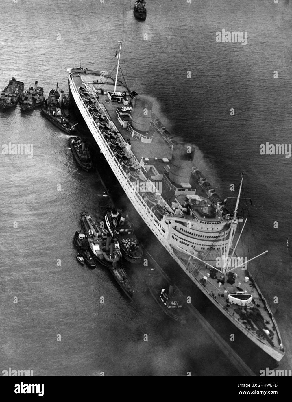 RMS Queen Elizabeth, Ozeandampfer der Cunard Line. Im Februar 1940 trat sie erstmals als Truppenschiff im Zweiten Weltkrieg in Dienst, und erst im Oktober 1946 diente sie in ihrer beabsichtigten Rolle als Ozeandampfer. Abgebildet. RMS Queen Elizabeth Aground in Southampton Waters, 15th. April 1947. Stockfoto
