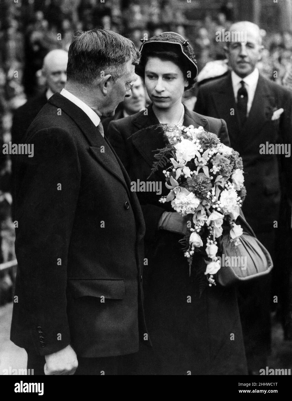 Der Ratsherr Sir Wilfrid Martineau (links), Vorsitzender des Bildungsausschusses von Birmingham, begrüßt Prinzessin Elizabeth im Villa Park. Mit ihnen ist Lord Willoughby de Broke, Lord Lieutenant of Warwickshire. 9th. Juni 1951. Stockfoto