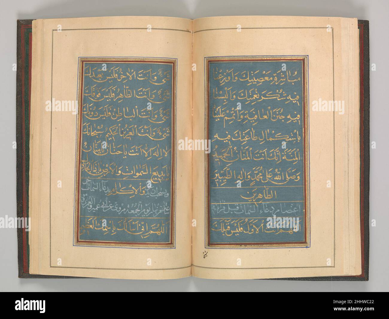 Gebetbuch vom 1109./1697. Jh. n. Chr. Muhammad Hussein Kaziruni Dieses Gebetbuch mit goldener Schrift auf dunkelblauem Papier wurde von Muhammad Hussain Kaziruni in 'Revival Naskh' kopiert, der abgerundeten Schrift, die dank des Schreibers Ahmad Nairizi im späten 17th. Jahrhundert populär wurde. Im späten 17th. Und frühen 18th. Jahrhundert aktiv, unterzeichnete Muhammad Hussain Kaziruni eine seiner Kalligraphien mit einem Begriff, der darauf hinweist, dass er in der Hauptstadt Isfahan arbeitete, vermutlich in der Hofbibliothek des letzten Safavid shah, Shah Sultan Husain. Buch der Gebete 455287 Stockfoto