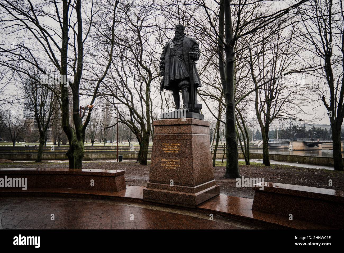 KÖNIGSBERG, RUSSLAND - 15. Dezember 2021: Denkmal für Herzog Albrecht, Gründer der Universität von K nigsberg Stockfoto