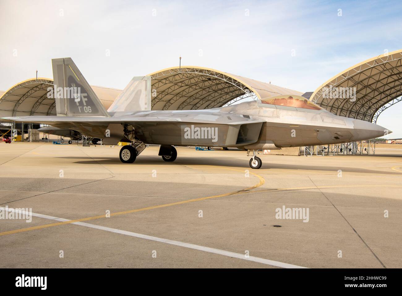 LT. Col. Pjorn, ein F-22 Pilot, der dem 149th Fighter Squadron der Virginia Air National Guard, 192nd Operations Group, 192nd Wing, zugewiesen wurde, taxiert am 15. Januar 2022 auf der Joint Base Langley-Eustis, Virginia, die Fluglinie entlang. Pjorn führte bei der Amtseinführung von Glenn Youngkin als Gouverneur von Virginia 74th in Richmond einen zwei-Schiffe-Überflug mit einem Pilotenkollegen durch. Die F-22 Raptor ist das führende Luftwaffenflugzeug der US Air Force. Die Piloten der 149th FS stellen die talentierteste Sammlung von im Kampf getesteten, waffenschulischen und als Instruktor-Pilot qualifizierten „Bürger-Luftwaffe“ in der Air National G dar Stockfoto