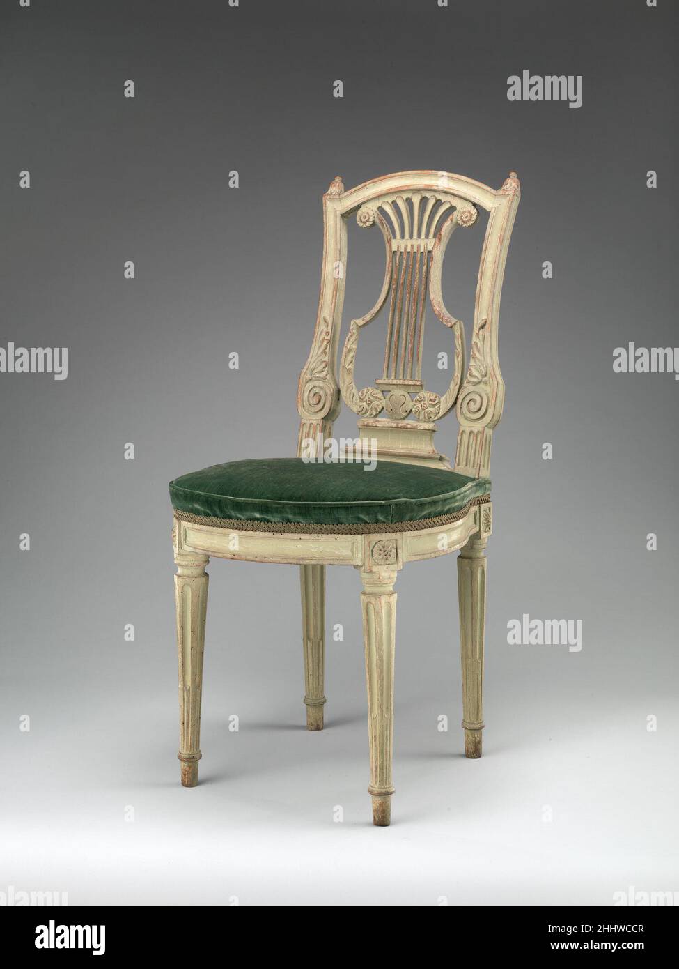 Nebenstuhl (einer von einem Paar) ca. 1780 Französischer einer von einem Paar eleganter und heller Seitenstühle im neoklassischen Stil. Jeder mit einem geformten Rücken umrahmt einen durchbohrten Leierform Splat über einem hufeisenförmigen Sitz mit grünem Samt gepolstert. Die Stühle werden auf geriffelten runden, spitz zuspitz zuenden Beinen gestützt. Stühle mit Leierform Rücken wurde ziemlich modisch während des späten achtzehnten Jahrhunderts weiterhin beliebt im neunzehnten Jahrhundert bleiben. Obwohl dieses Paar nicht signiert ist, wurden identische Stühle von Georges Jacob (1739.–5. Juli 1814), einem der prominentesten Pariser Menübauer, hergestellt. Angesichts ihrer Skala, die Stockfoto