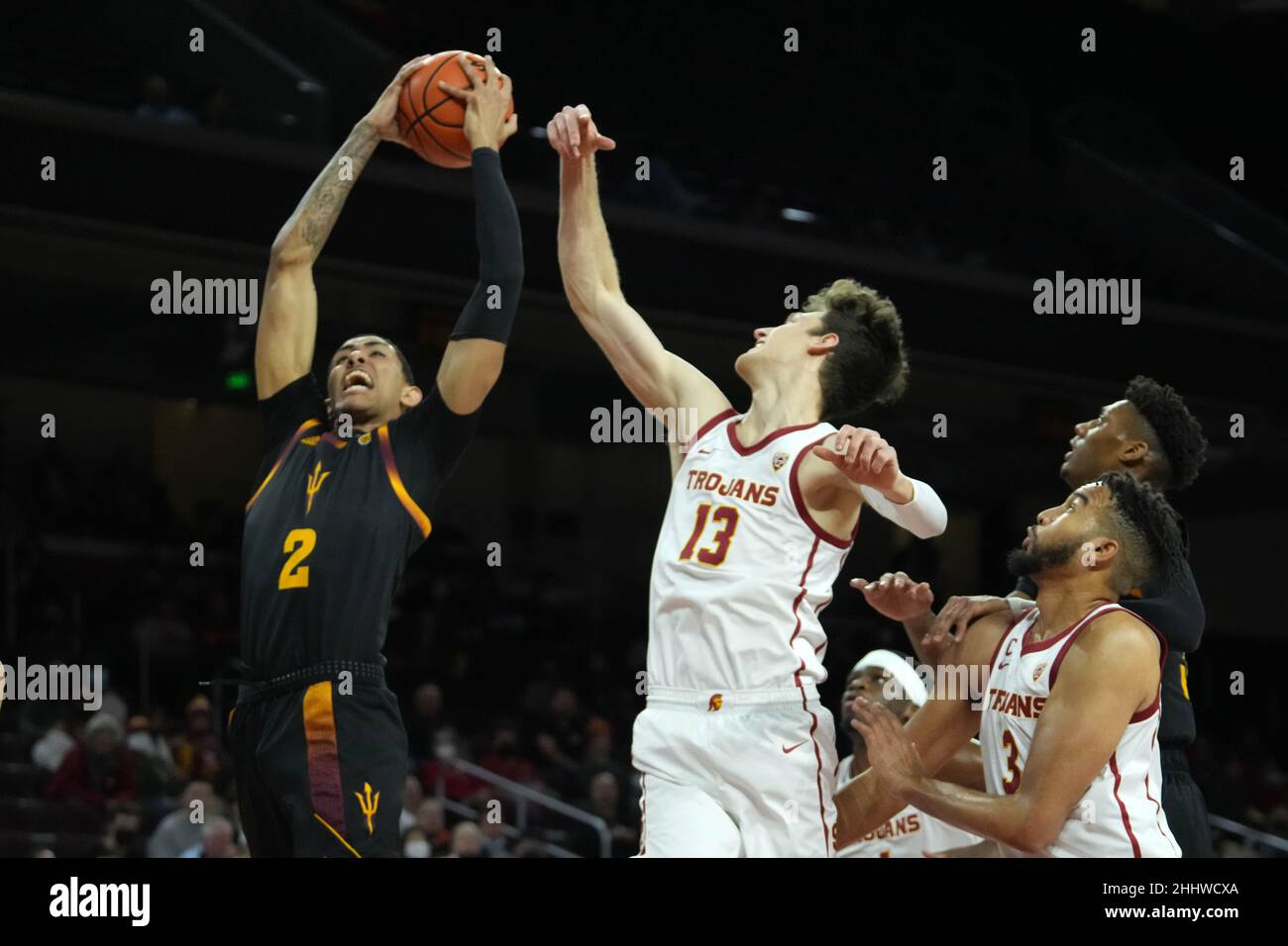 Arizona State Sun Devils Stürmer Jalen Graham (2) kämpfen um den Ball mit dem südkalifornischen Trojanwärter Drew Peterson (13) und Kobe Johnson während eines NCAA College Basketballspiels am Montag, den 24. Januar 2022 in Los Angeles. Stockfoto